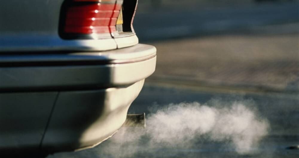 Los gases de los automóviles contaminan el medio ambiente.