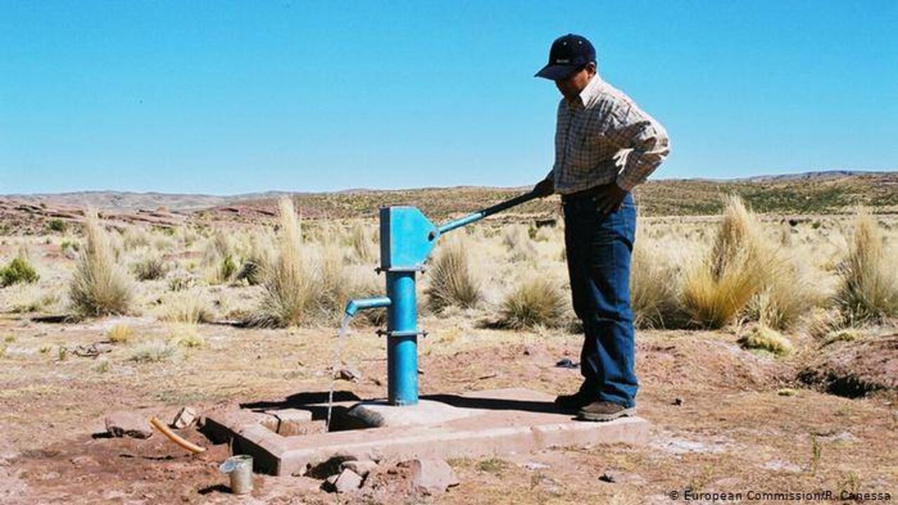 Un habitante de las altas llanuras bolivianas se surte de agua de un aljibe. Bolivia es uno de los paises de América Latina con los mayores problemas por falta agua, o de agua potable.