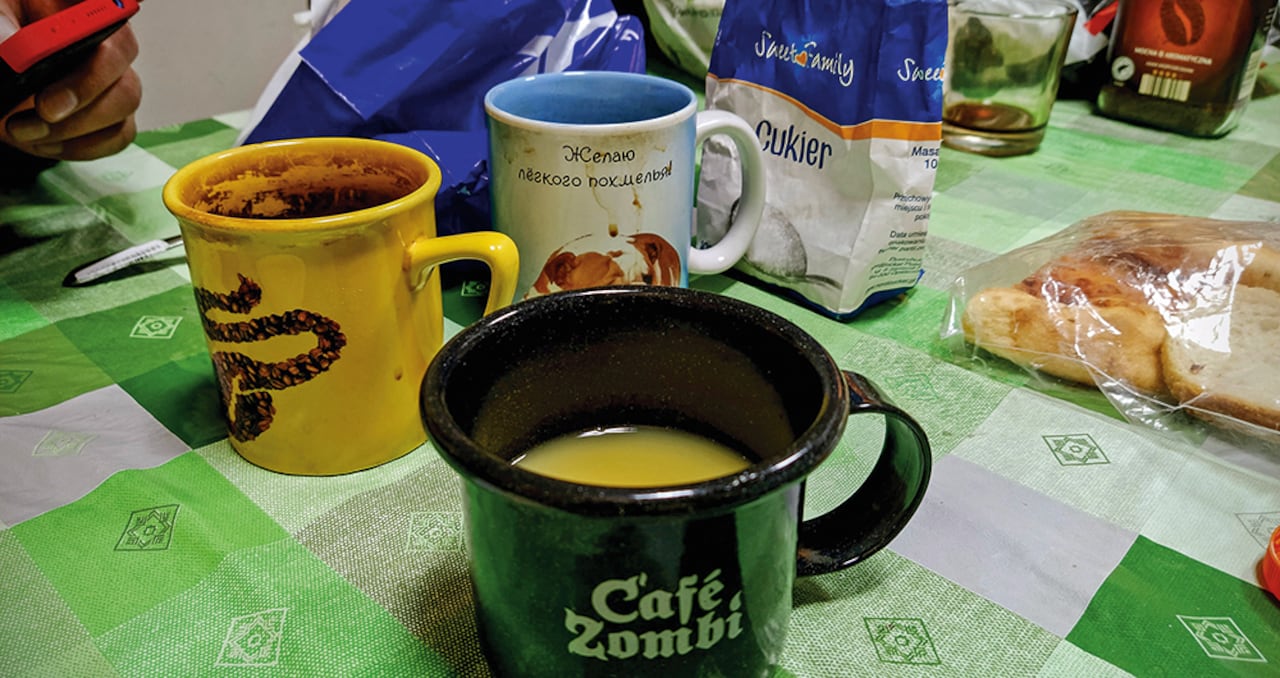Tres tazas, tres nacionalidades, tres diferentes metas, un mismo lugar de trabajo.