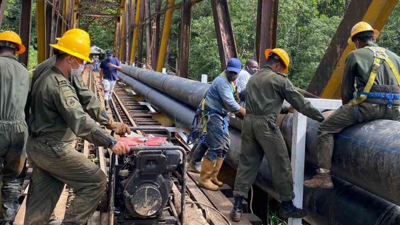 Los ingenieros trabajan para poner en funcionamiento nuevamente el tubo madre. Foto: cortesía Ejército nacional