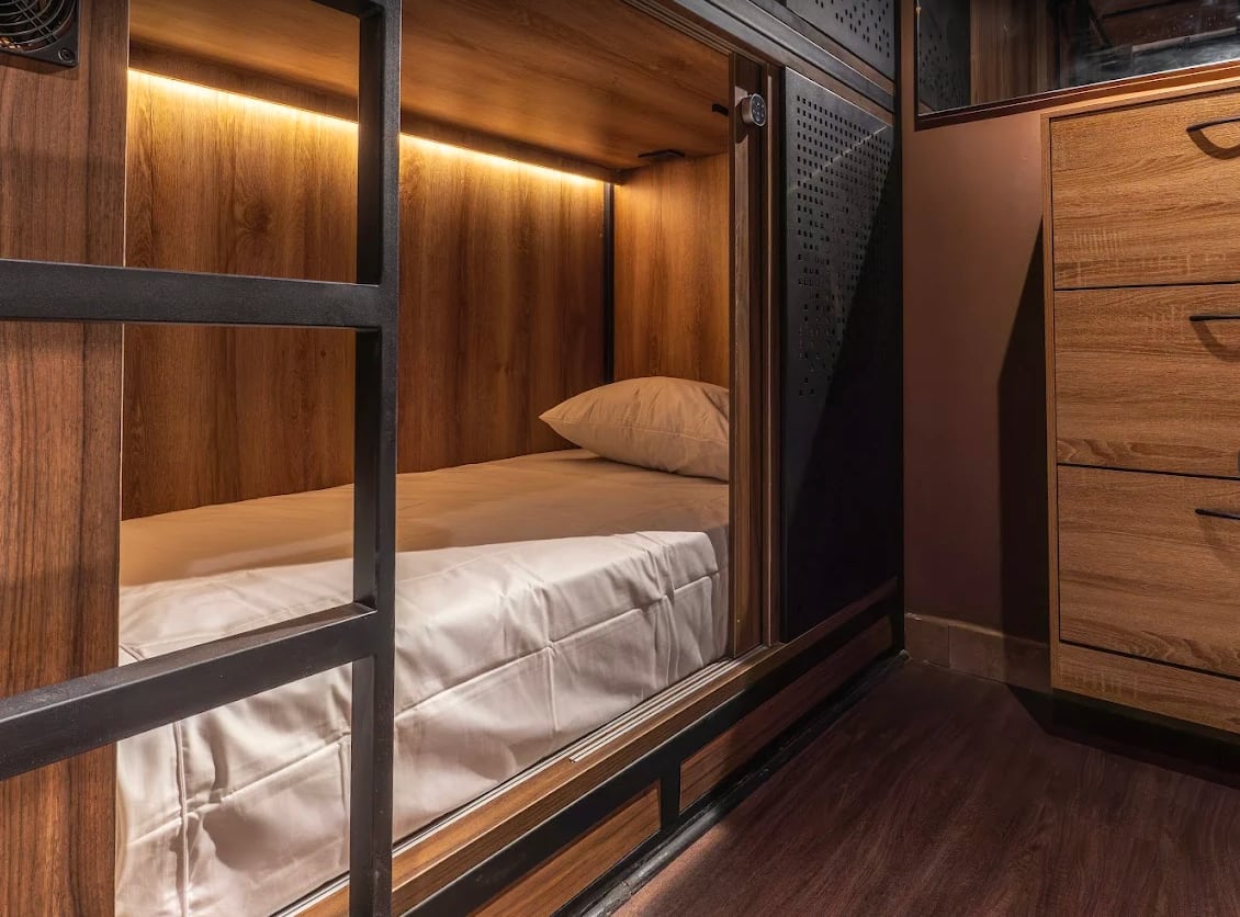 Este hotel también cuenta con habitaciones para parejas.