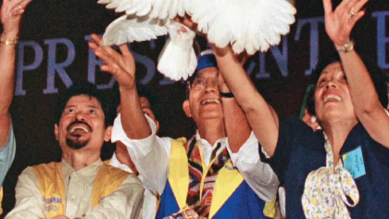 La ilusión de la paz conquistó a Filipinas en 1997, cuando el presidente Fidel Ramos y el exrebelde Nur Misuari soltaron una paloma. El proceso fue torpedeado hasta que el pasado abril el hoy presidente Benigno Aquino le dio un empujón definitivo. Expertos consideran el caso como ejemplar.