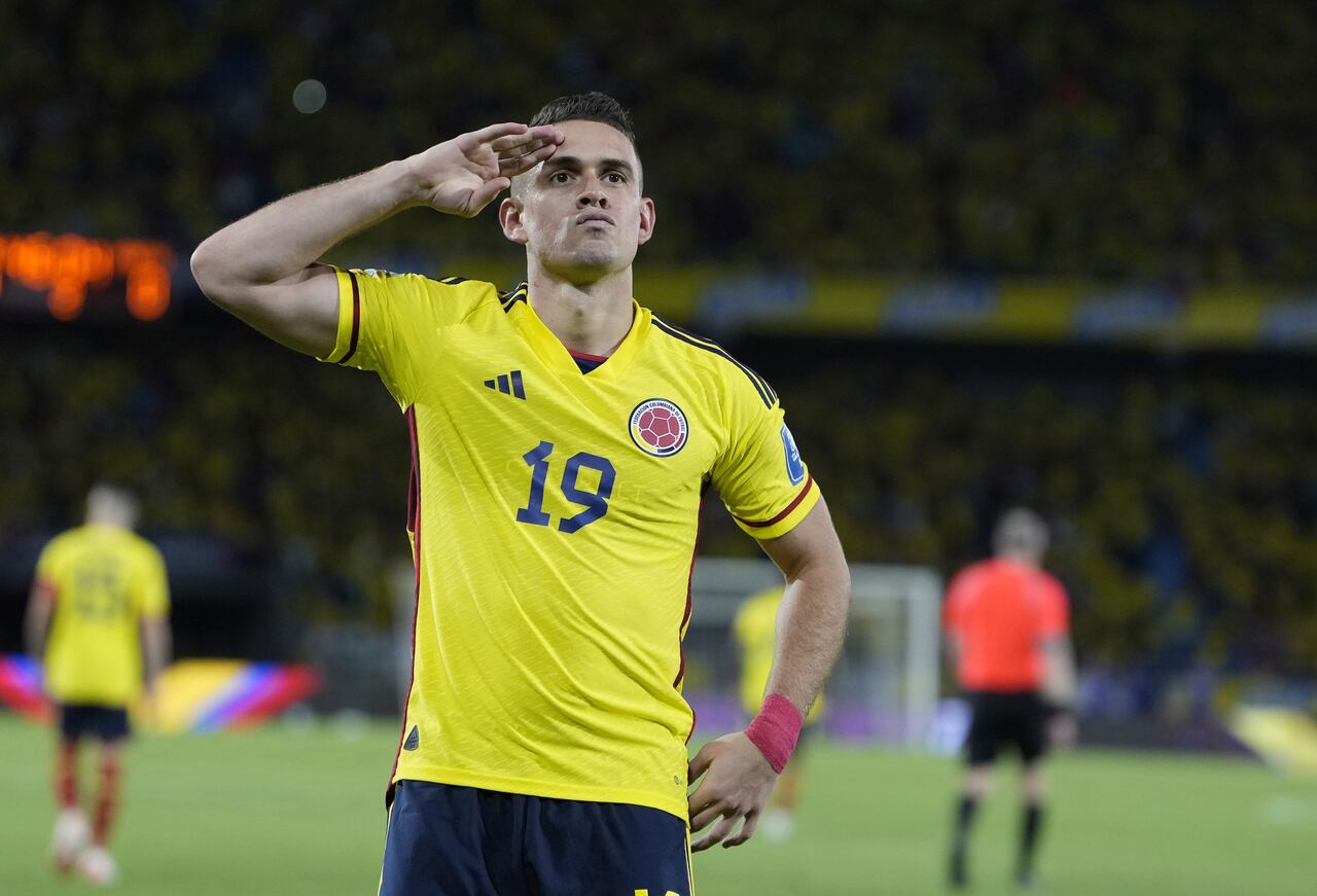 Colombia's Rafael Santos Borre celebrates scoring his side's opening goal against Venezuela during a qualifying soccer match for the FIFA World Cup 2026 at Metropolitano stadium in Barranquilla, Colombia, Thursday, Sept. 7, 2023. (AP Photo/Ricardo Mazalan)