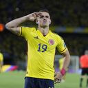 Rafael Santos Borré haciendo su típica celebración en el Metropolitano de Barranquilla.