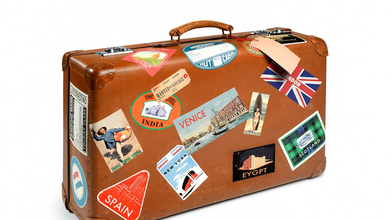 Ojo con las calcomanías que pone en su equipaje