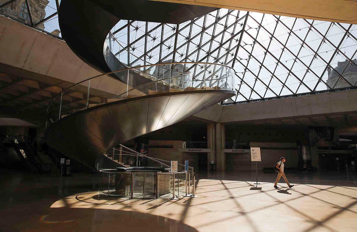 De a poco, Francia se recupera de la crisis por el coronavirus. Desde esta semana los turistas regresan a la Torre Eiffel, a donde podrán llegar únicamente hasta el segundo piso, de los tres, del monumento, a condición de subir a pie los 674 escalones. (AP Photo/Christophe Ena)