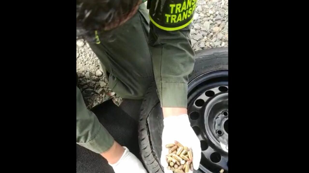 La Policía de Tránsito reportó la captura de tres personas que escondieron el repuesto de un vehículo munición y armas.