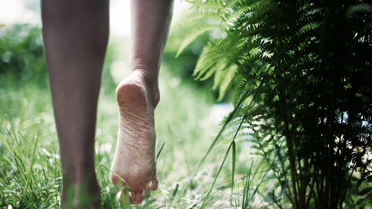 Caminar descalzo tiene pros y contras.