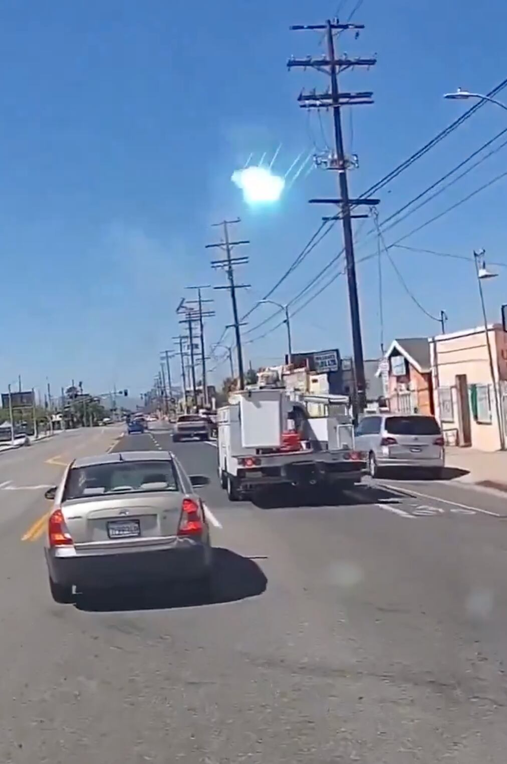 El piloto de 70 años fue encontrado fuera de los restos del avión.