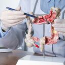 Las personas que tengan al menos 45 años deberían realizarse pruebas de pesquisa, como la colonoscopia.