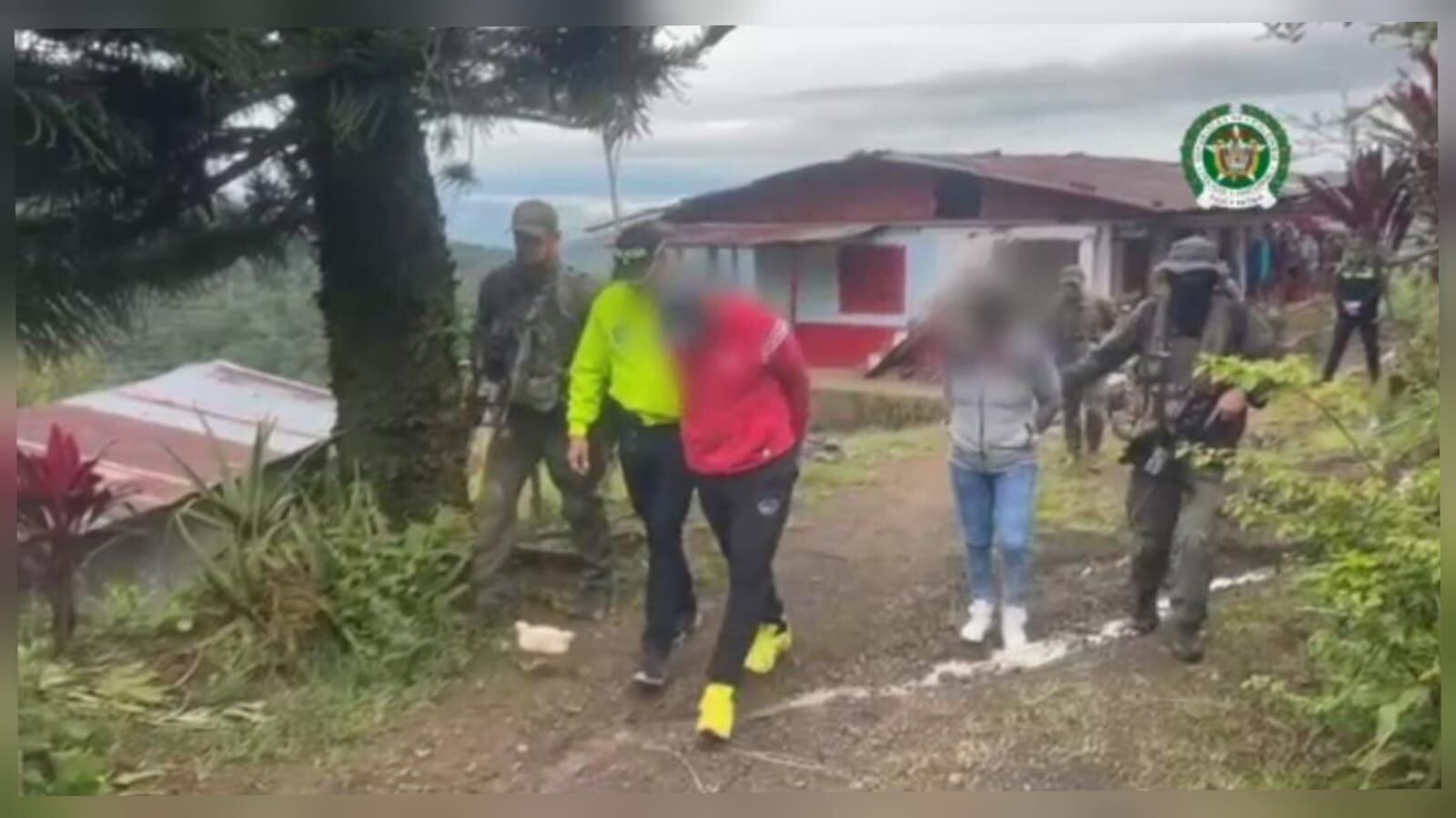 Momento de la captura de alias Firma y quien sería su jefe financiera. El capturado era un experimentado exmilitar, según la Policía.