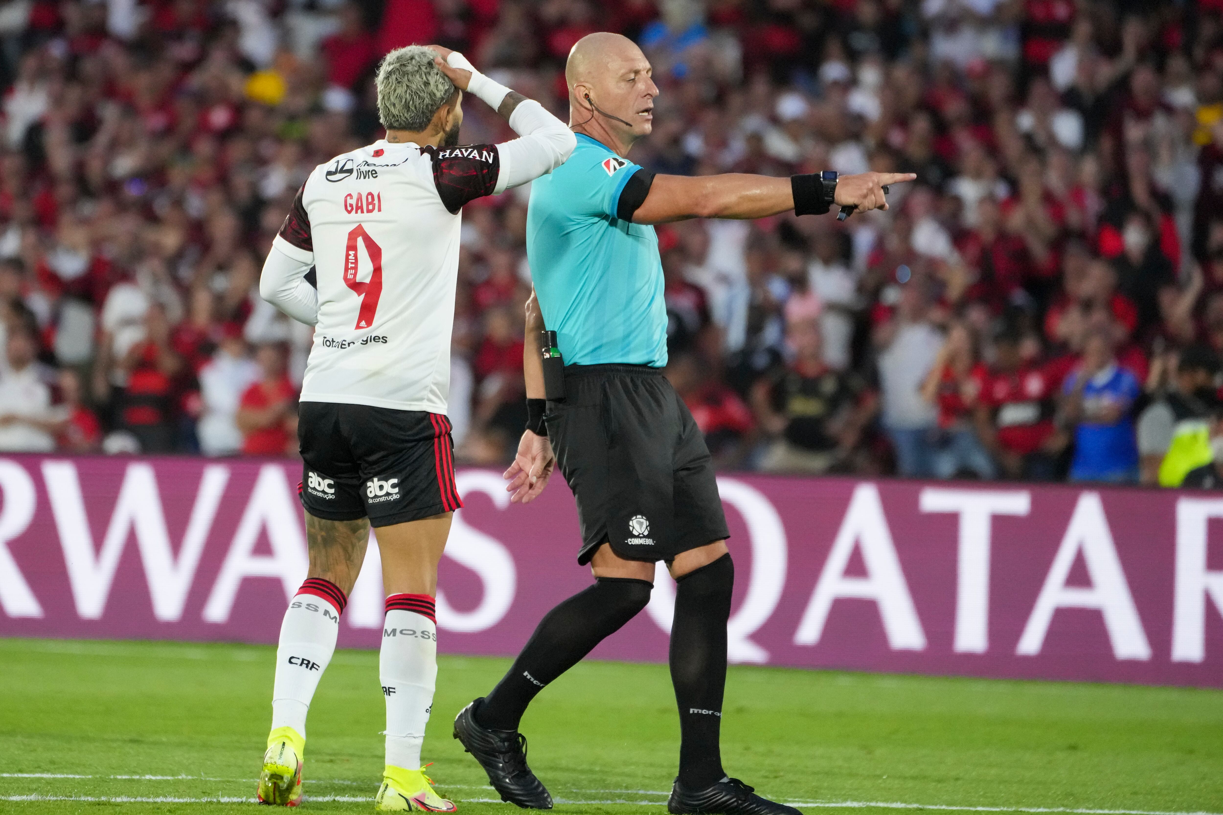Gabi of Brazil's Flamengo complains to referee Nestor Pitana, of Argentina, during the Copa Libertadores final soccer match against Brazil's Palmeiras in Montevideo, Uruguay, Saturday, Nov. 27, 2021. (AP Photo/Matilde Campodonico