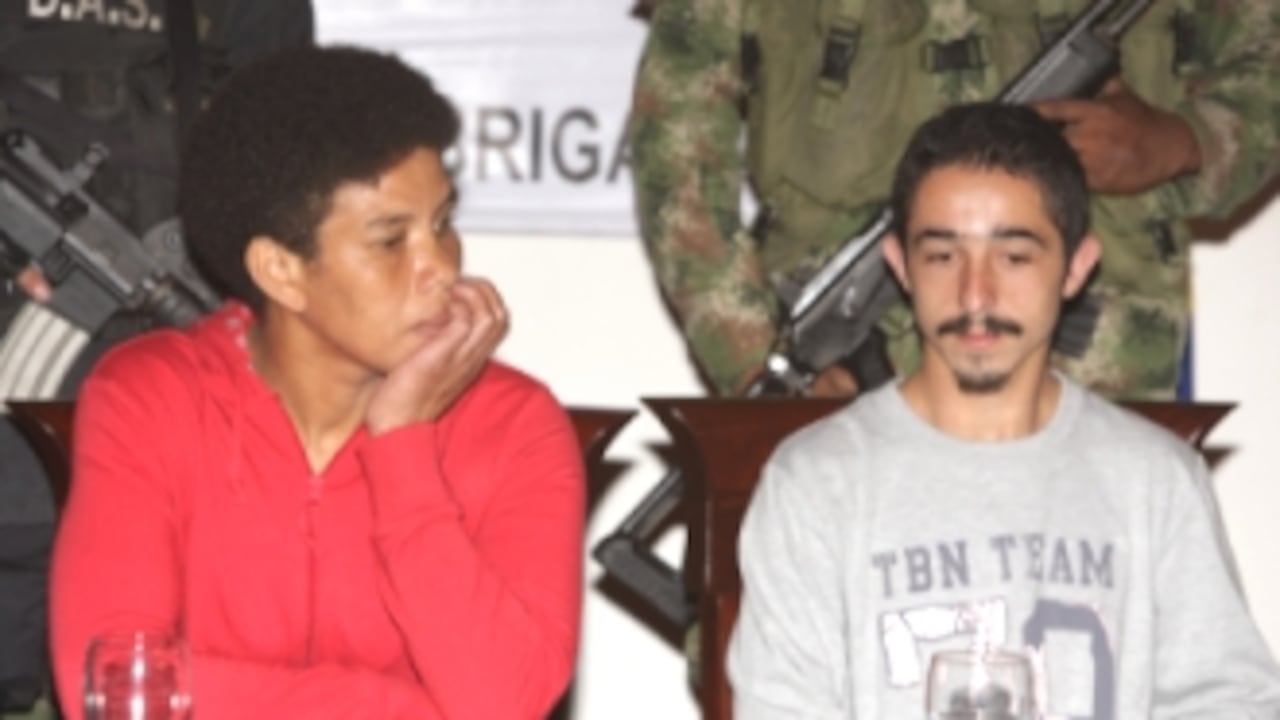 Karina con su compañero alias Michín en la rueda de prensa, luego de haberse desmovilizado.