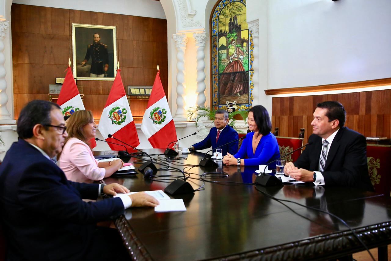 Luis Galarreta ha hecho parte de las conversaciones entre el actual gobierno y la oposición para hacerle frente a la problemática y la crisis política que vive el país, en la foto con Keiko Fujimori y la actual presidenta Dina Boluarte