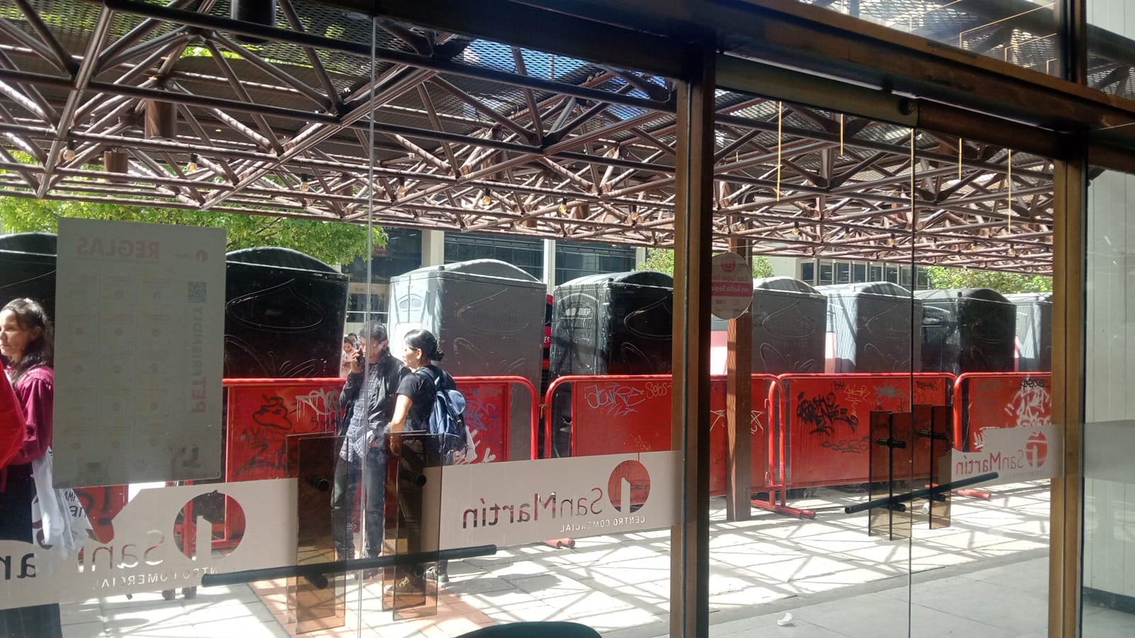 Uno de los ingresos al centro comercial.