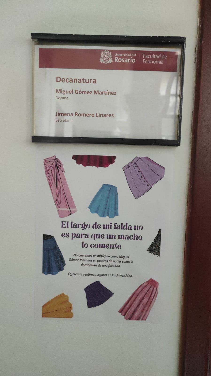 A las afueras de la oficina del nuevo decano también fueron colocados carteles que hacen alusión al desafortunado comentario durante el evento público.