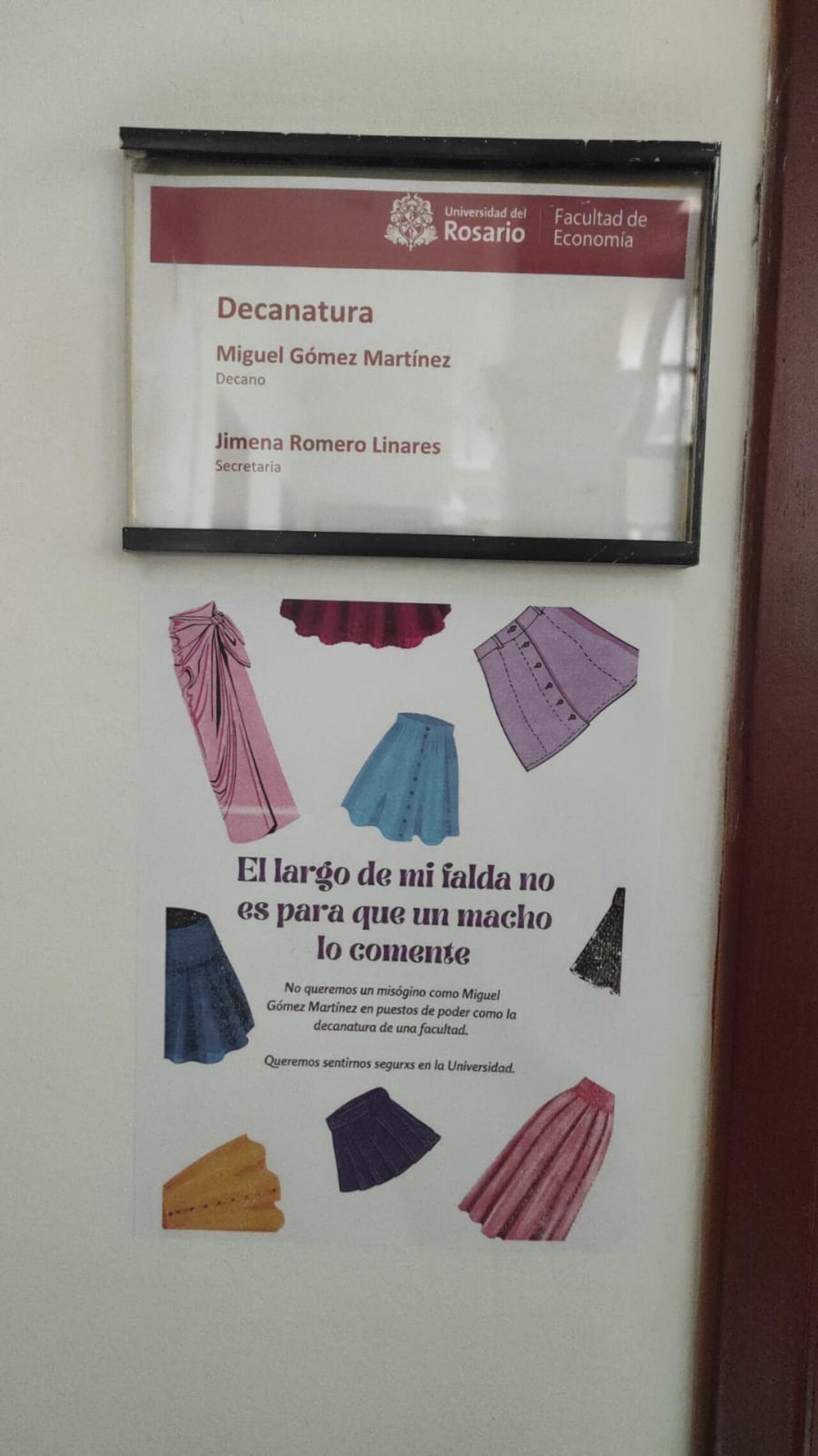 A las afueras de la oficina del nuevo decano también fueron colocados carteles que hacen alusión al desafortunado comentario durante el evento público.