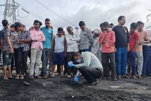 Un funcionario que recolecta muestras de los restos de un autobús que se incendió a lo largo de la autopista Samruddhi cerca de Sindkhed Raja en el distrito de Buldhana del estado de Maharashtra el 1 de julio de 2023. Al menos 25 personas murieron y otras ocho resultaron heridas después de que un autobús se incendiara. Incendio durante la noche en una autopista en el estado indio de Maharashtra, dijo la policía el 1 de julio. (Foto de Gajanan MEHETRE / AFP)