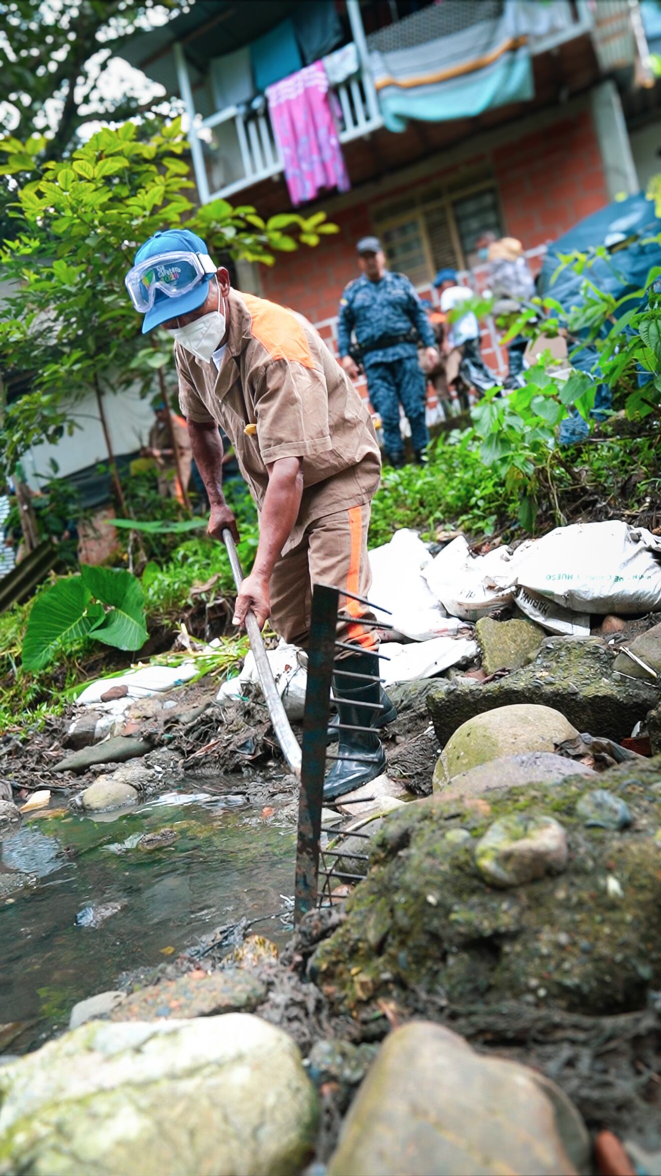 Trabajo que realizan los presos en las calles de Pereira.