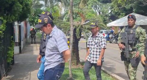 Los comerciantes se reencontraron con sus familias tras el rescate.