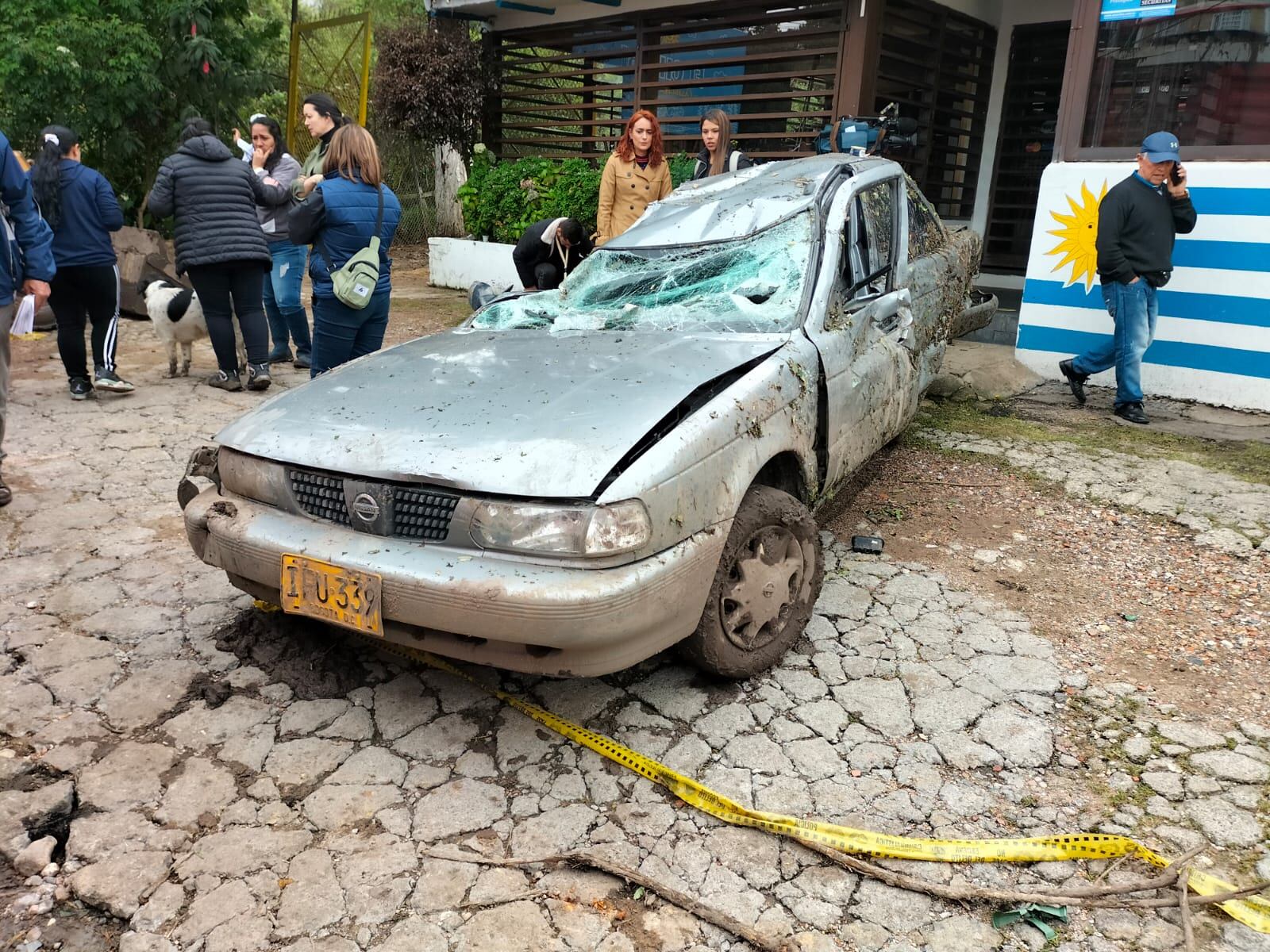 Tragedia en La Calera: así quedó el vehículo en el que se movilizaban las personas que fueron arrasadas por la avalancha