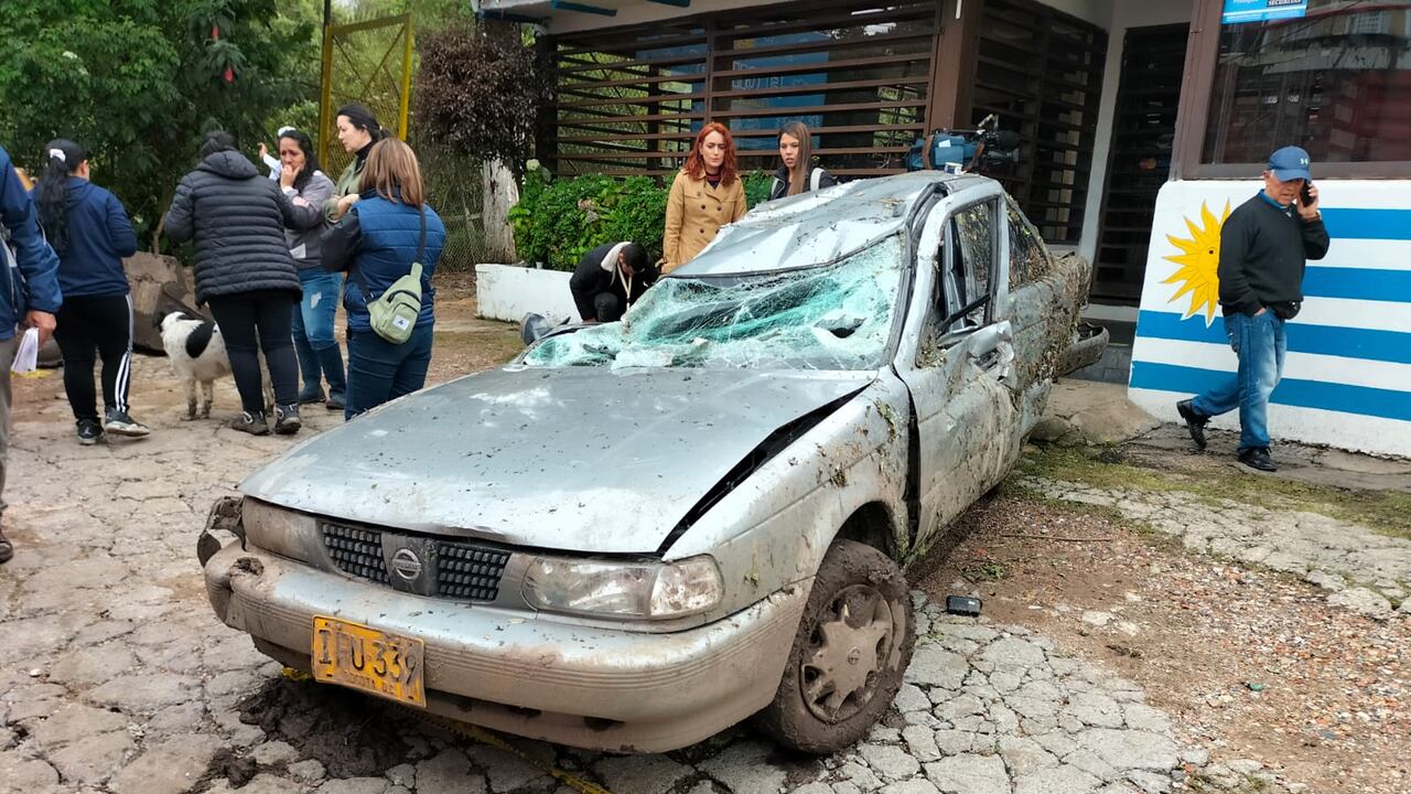 Tragedia en La Calera: así quedó el vehículo en el que se movilizaban las personas que fueron arrasadas por la avalancha
