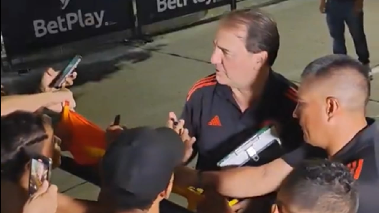 Néstor Lorenzo ante los hinchas de Colombia, en Barranquilla