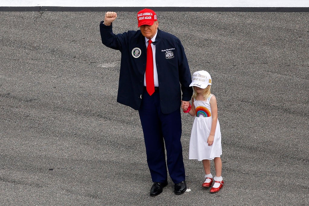 Acompañado por su nieta, Trump destacó la importancia de la unidad en NASCAR.