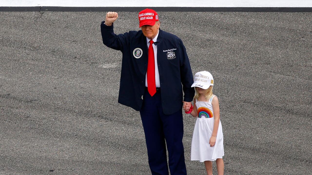 Trump, junto a su nieta, resaltó la unidad y el optimismo en la Daytona 500.