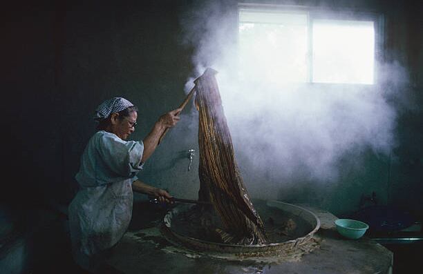 No aparecen en listas virales ni en manuales de supersticiones, pero siguen practicándose con una convicción silenciosa que mezcla miedo, esperanza y tradición.