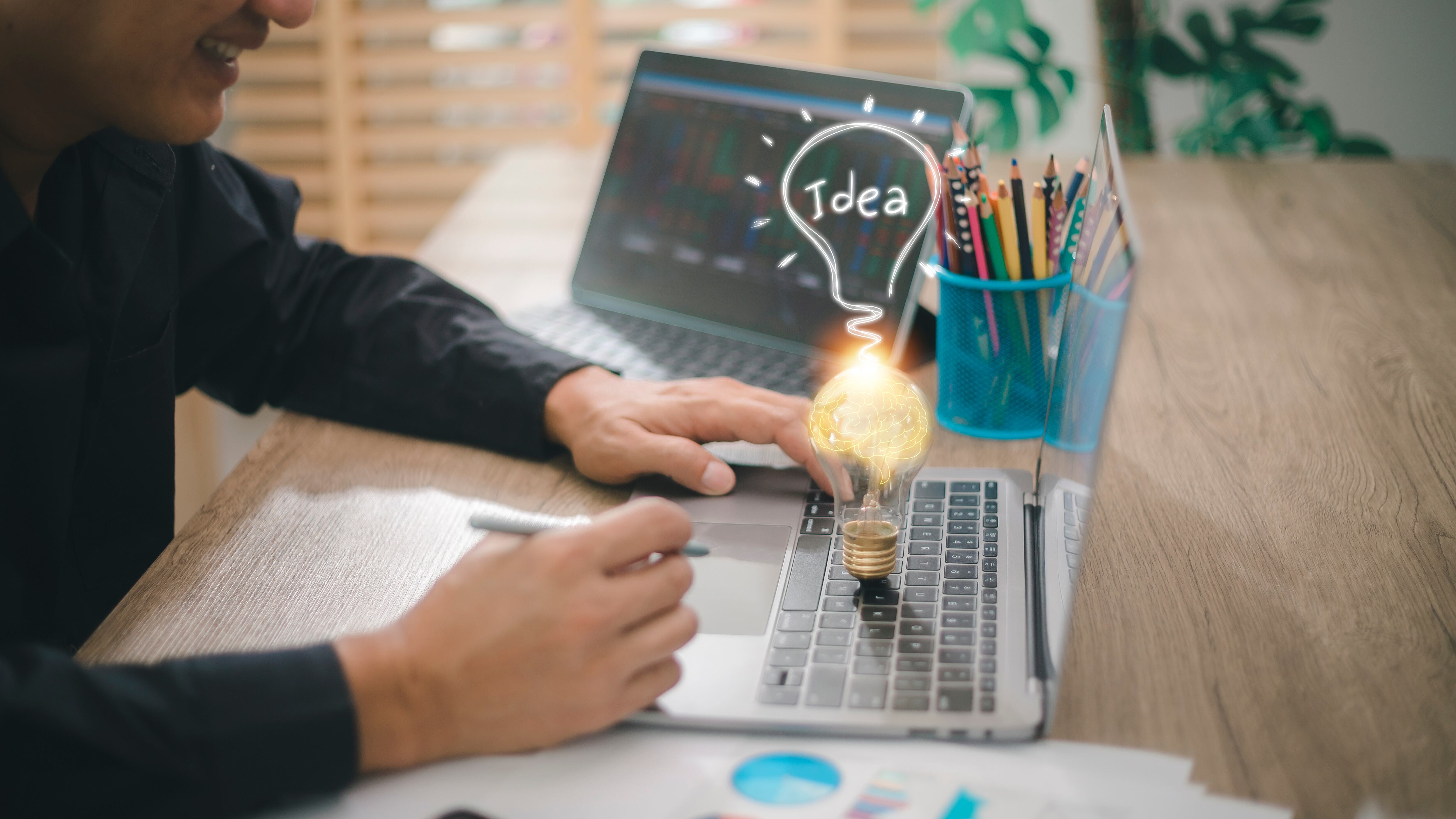 Explorar tendencias, analizar la competencia y definir un nicho son acciones clave para darle forma a una idea de negocio rentable.