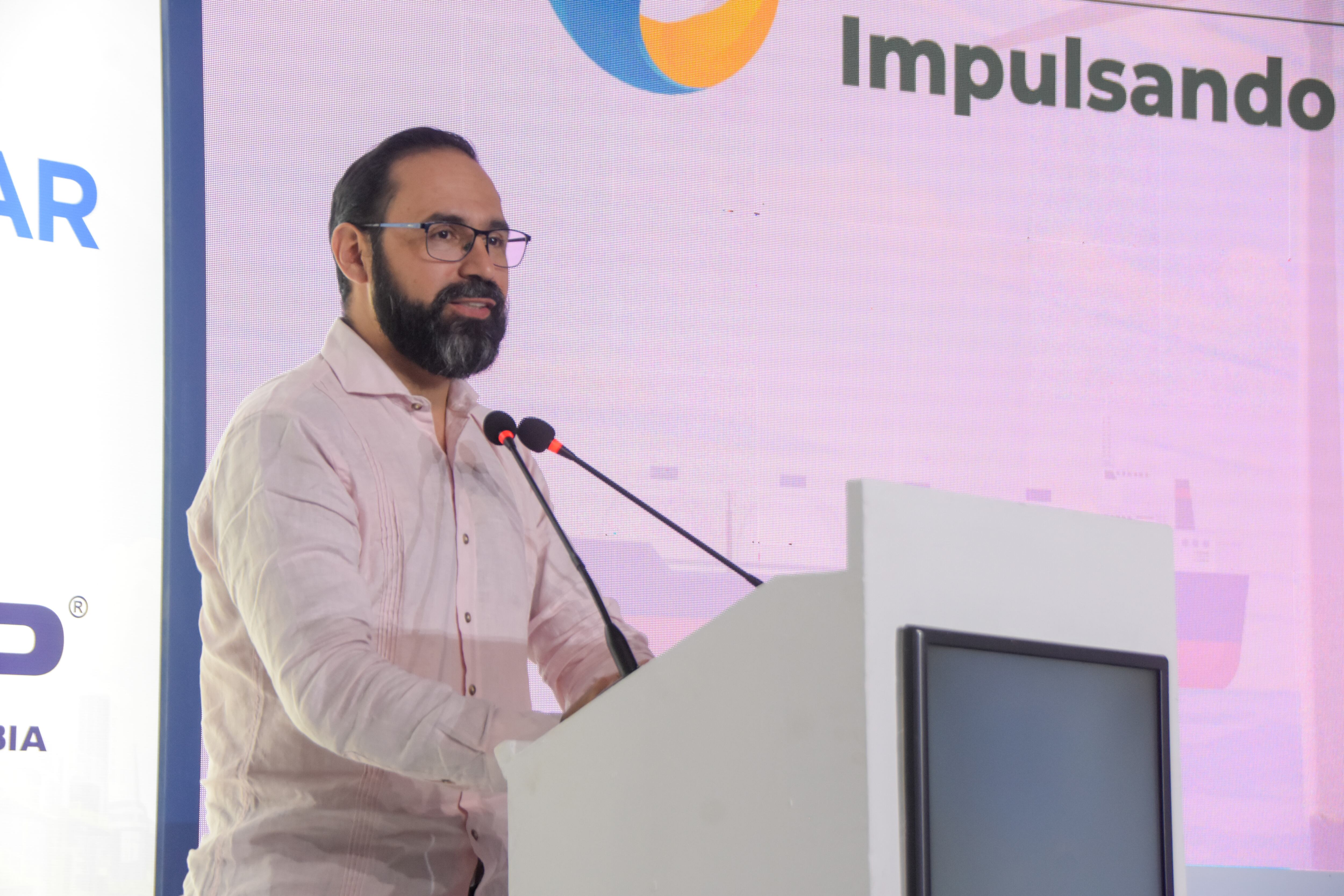 Ministro de Minas y Energía, Andrés Camacho.