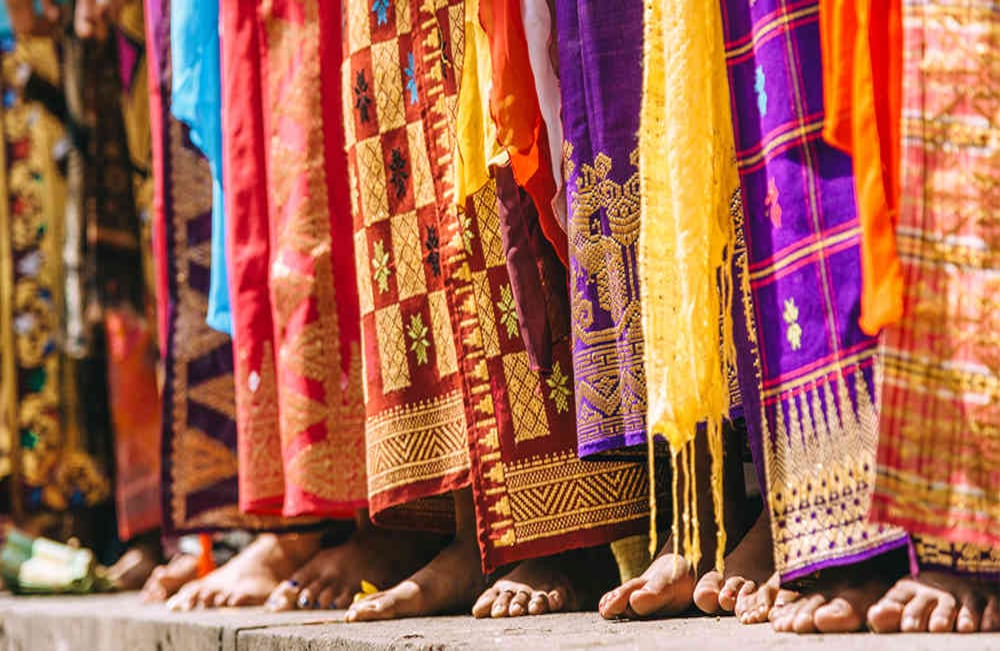 El batik es una técnica milenaria empleada para colorear tejidos, su diversidad de motivos va desde flores europeas hasta caligrafías árabes. Foto: iStock.