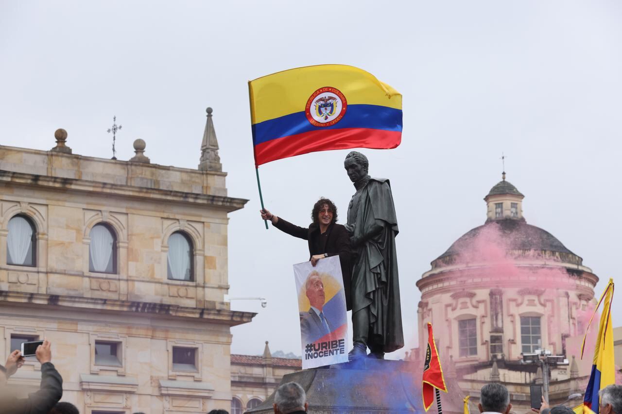 Marchas en apoyo al expresidente Álvaro Uribe en la plaza de Bolívar, Bogotá.