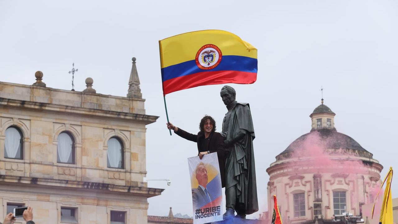 Marchas en apoyo al expresidente Álvaro Uribe en la plaza de Bolívar, Bogotá.