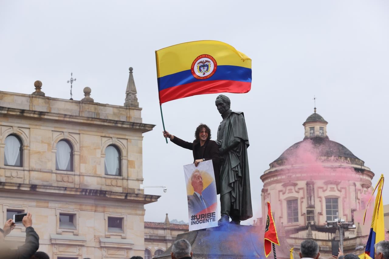 Marchas en apoyo al expresidente Álvaro Uribe en la plaza de Bolívar, Bogotá.