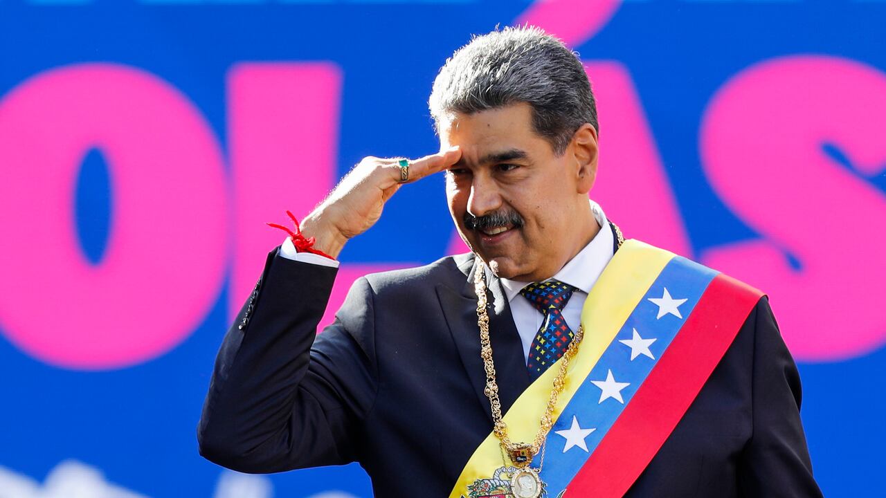 El presidente venezolano, Nicolás Maduro, saluda a sus partidarios el día de su toma de posesión para un tercer mandato en el palacio presidencial de Miraflores en Caracas, Venezuela, el 10 de enero de 2025. (Foto AP/Cristian Hernandez)