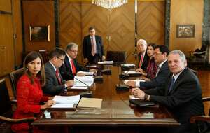 Junta Directiva del Banco de la Republica
Ministro Carrasquilla llega por tercera vez al Banrep Juan Jos Echavarria, gerente; Juan Pablo Zarate, codirector; Gerardo Hernandez, codirector y Jose Antonio Ocampo, codirector, Ana Fernanda Maiguashca, codirectora, Alberto Carrasquilla, minhacienda y Carolina Soto, codirectora
Bogota agosto 31 2018
Foto Guillermo Torres publicaciones Semana