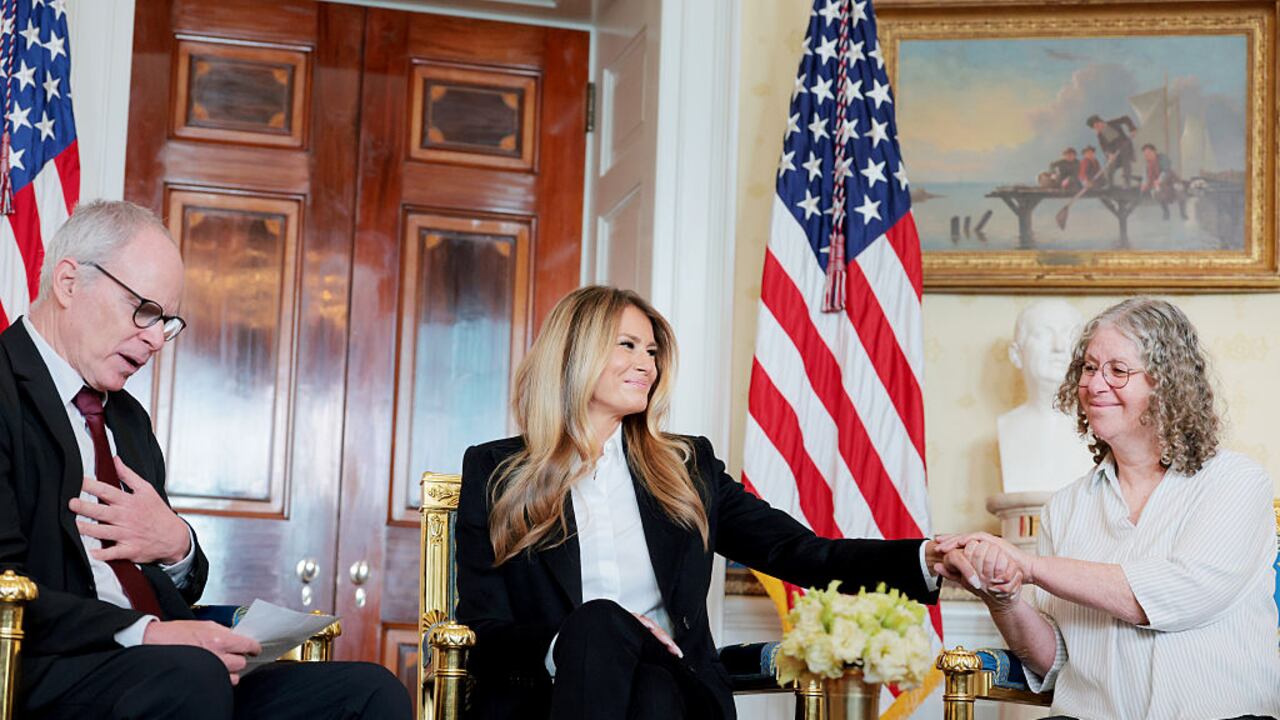 Melania Trump se reúne con Keith Siegel y Aviva Siegel en la Casa Blanca.