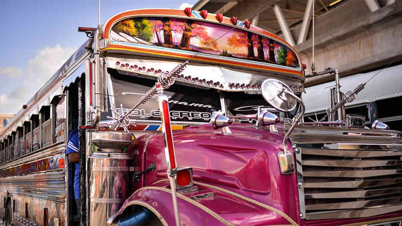 Los diablos rojos fueron la respuesta popular a la necesidad de transporte público. Sus conductores eran los dueños de las vías.