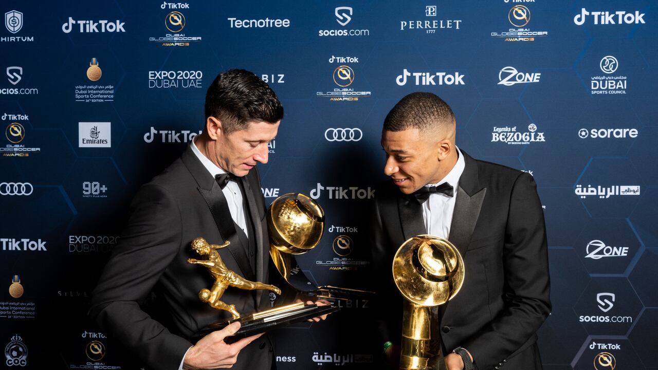 Robert Lewandowski y Kylian Mbappe en la entrega de los 'Golden Globe Soccer'
