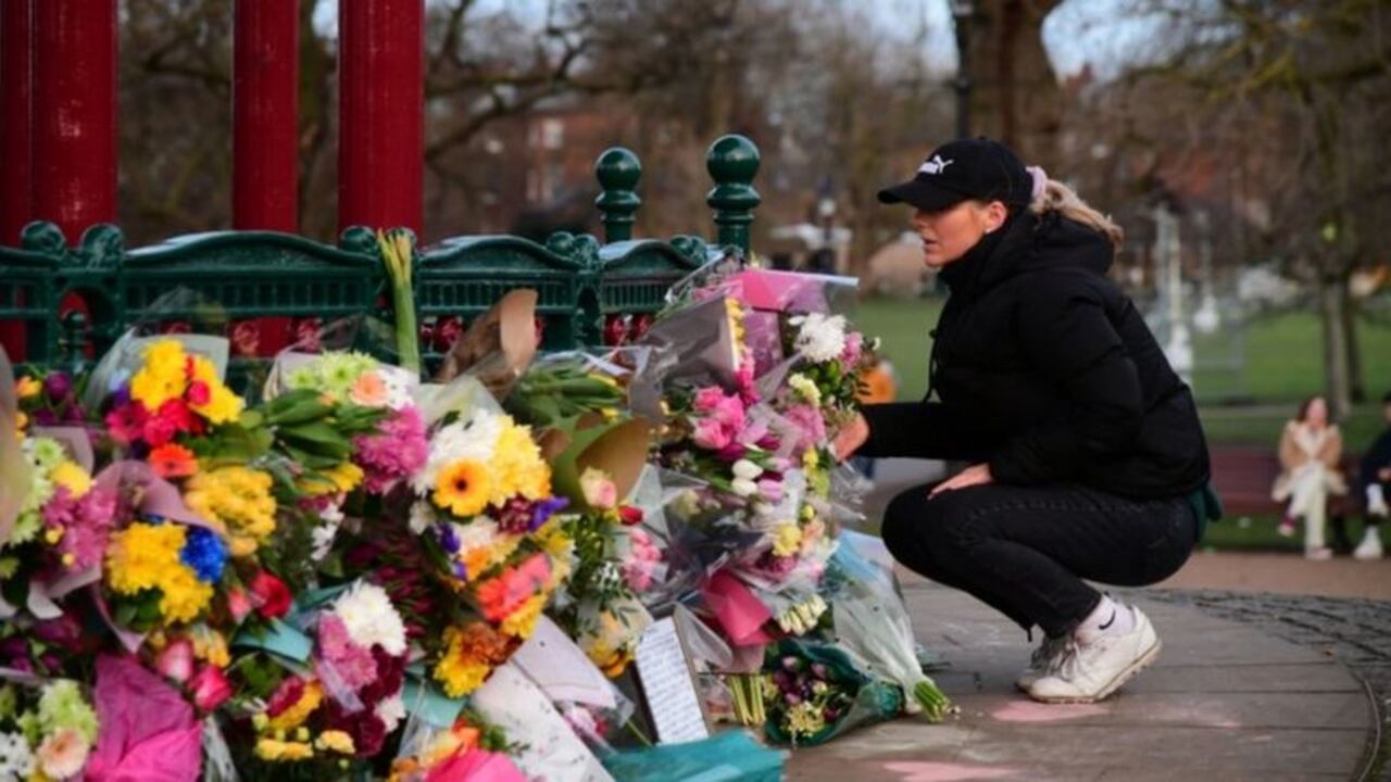 Muchas personas han dejado flores en la zona donde Everard fue vista por última vez.