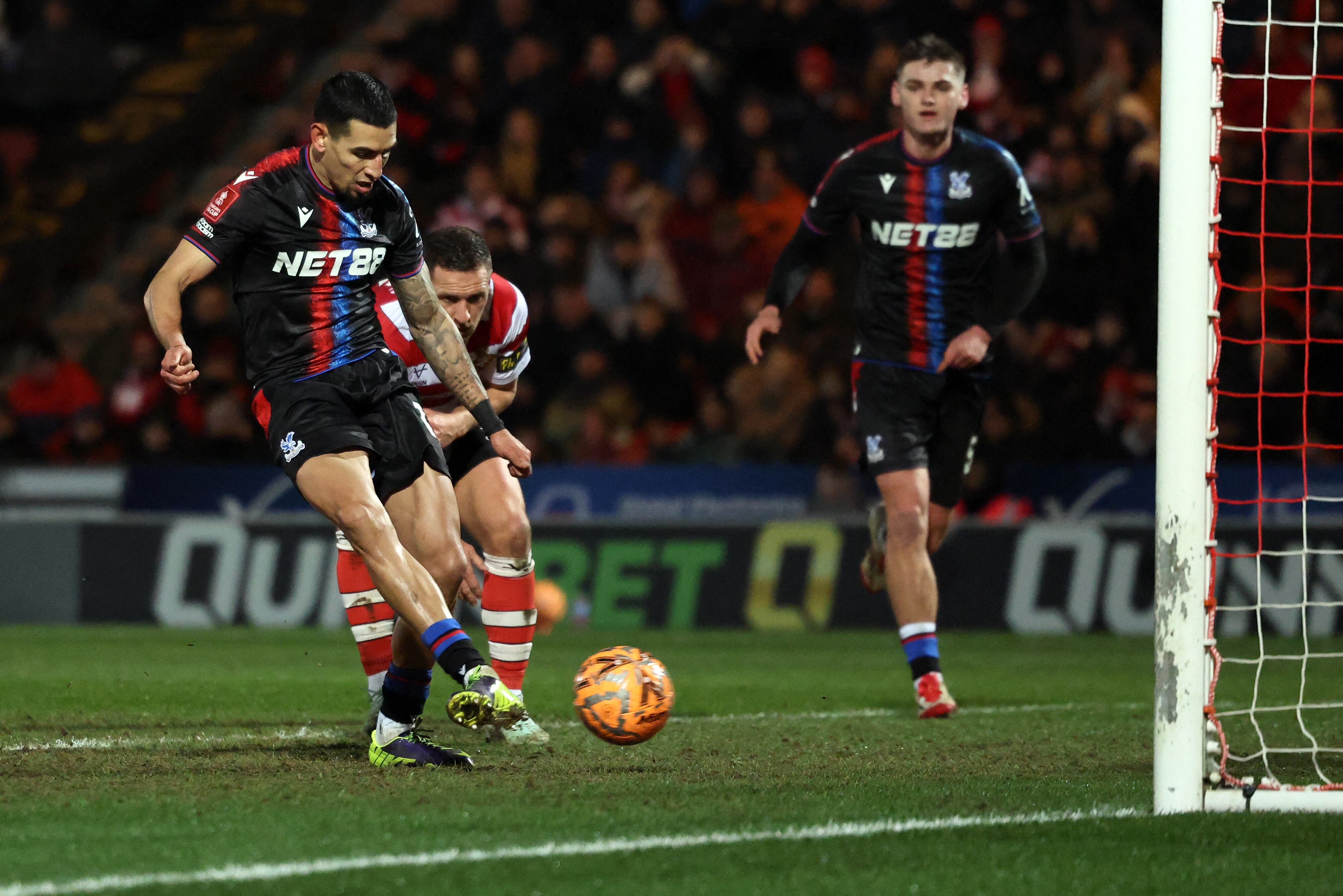 En el partido en que el Crystal Palace ganó 0-2 al Doncaster Rovers, Daniel Muñoz anotó el primer gol.