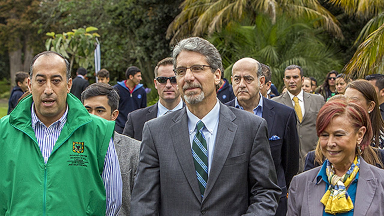 Luis Olmedo Martínez Zamora (Director del Jardín Botánico de Bogota), Kevin Whitaker (Embajador de los Estados Unidos), Elsa Matilde Escobar (Fundación Natura Colombia). Foto: Carlos Bernate / SEMANA