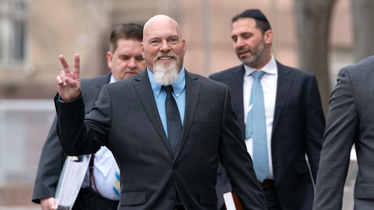 El hombre identificado como Richard Barnett, quien el 6 de enero de 2021,entró a la sede del Congreso con miles de partidarios de Donald Trump.