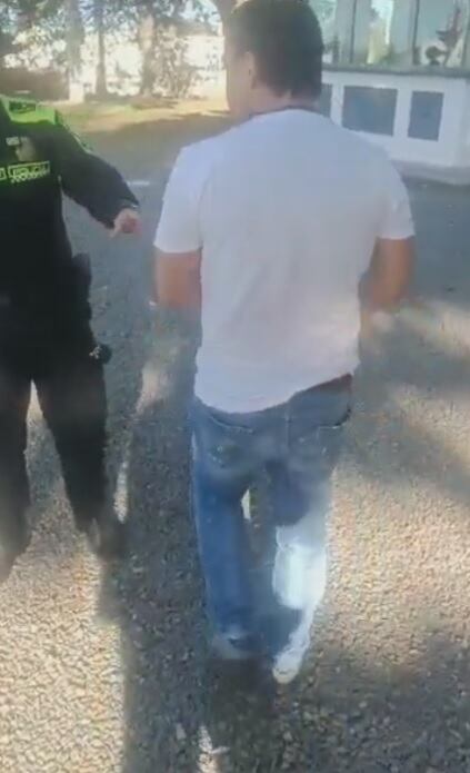 Agente de tránsito de Cali fue agredido a patadas por un conductor.