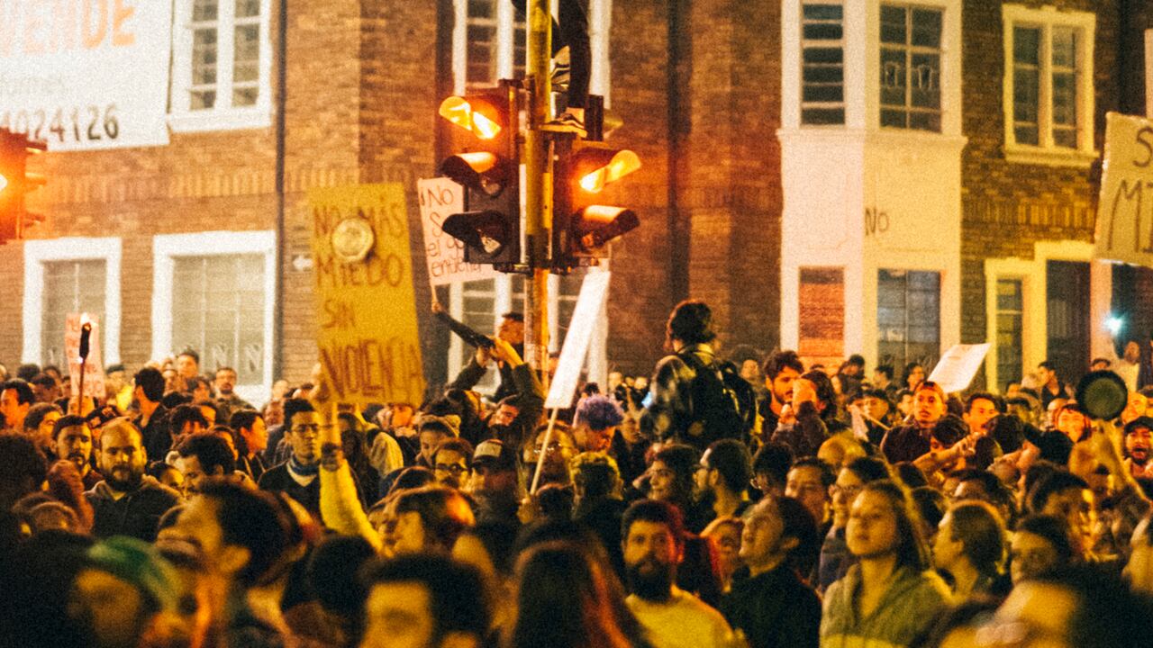 Esta es la fotografía del sencillo "Contracorriente" de la banda Telebit, tomada por el fotógrafo Nicolás Caballero Arenas en medio de una de las jornadas del Paro Nacional en la ciudad de Bogotá.