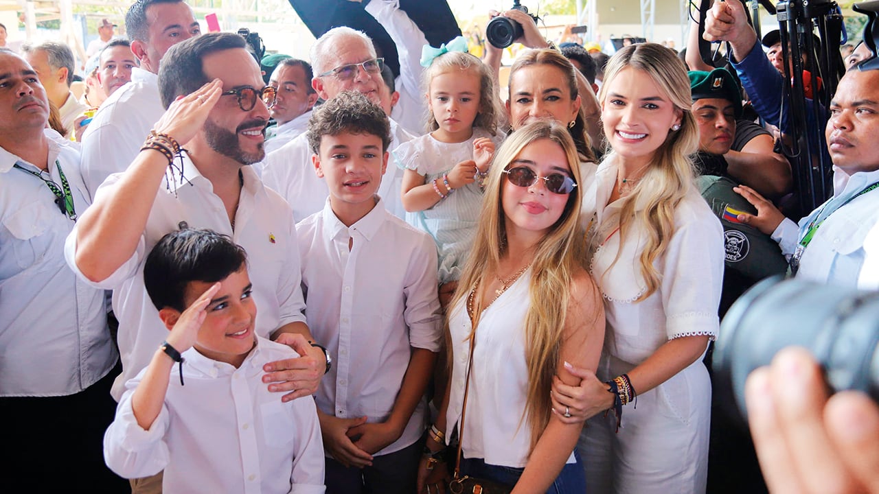 Abelardo de la Espriella junto a su familia.