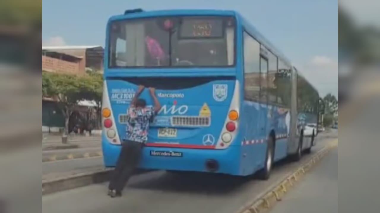Imprudencia: Un hombre se colgó de un bus del MIO en Cali arriesgando su vida.