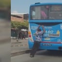 Un ciudadano que iba al parecer en un taxi, grabó la penosa escena.